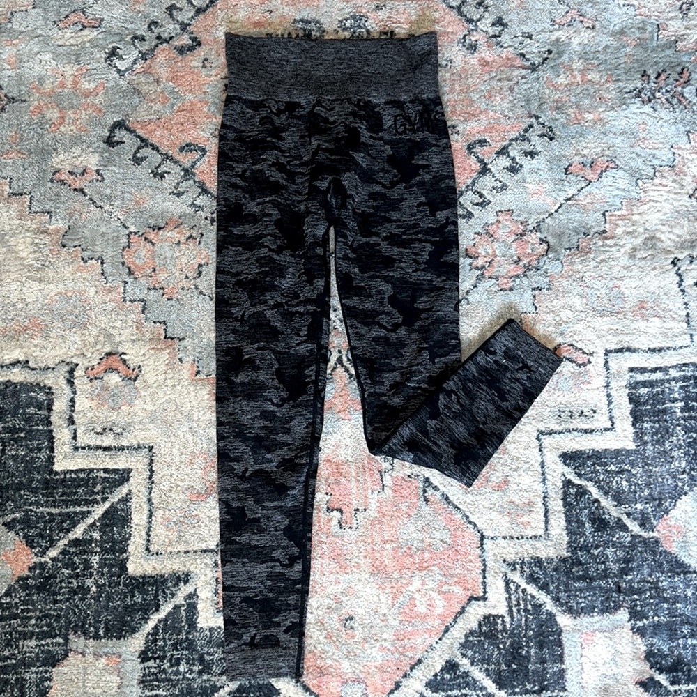 Gymshark Camo Seamless leggings size small. Black/charcoal
